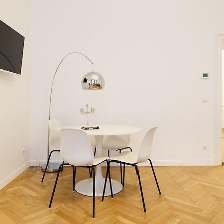 Franz 21 - Typical Viennese Apartment In The Heart Of เวียนนา ภายนอก รูปภาพ