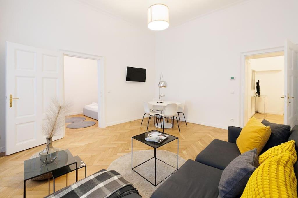 Franz 21 - Typical Viennese Apartment In The Heart Of เวียนนา ภายนอก รูปภาพ