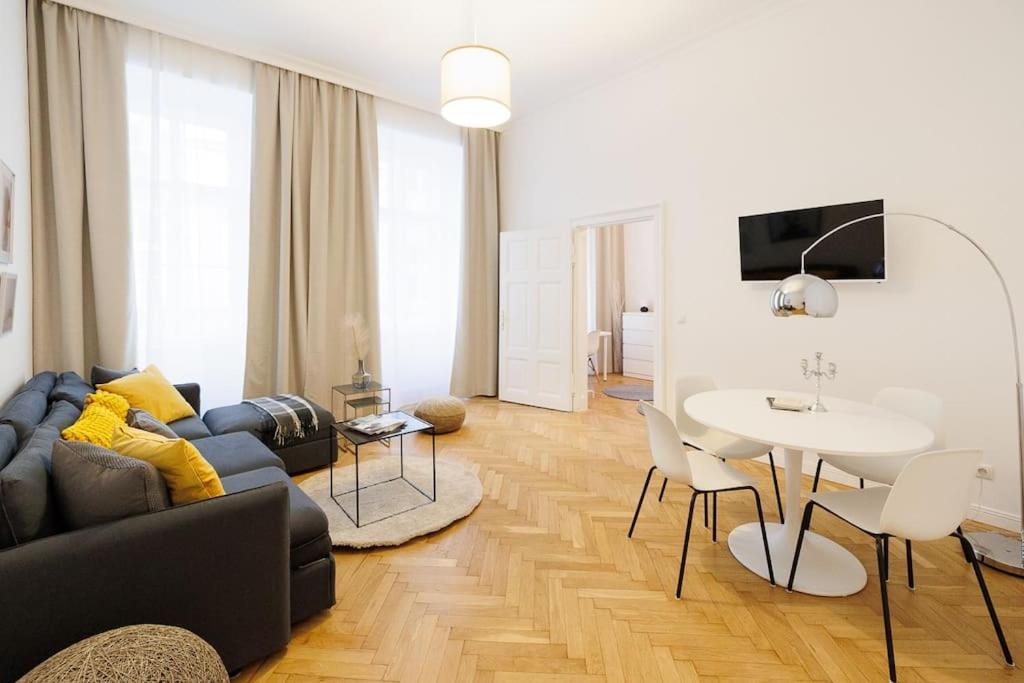 Franz 21 - Typical Viennese Apartment In The Heart Of เวียนนา ภายนอก รูปภาพ