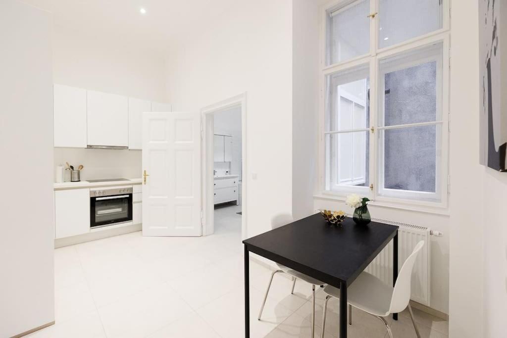 Franz 21 - Typical Viennese Apartment In The Heart Of เวียนนา ภายนอก รูปภาพ