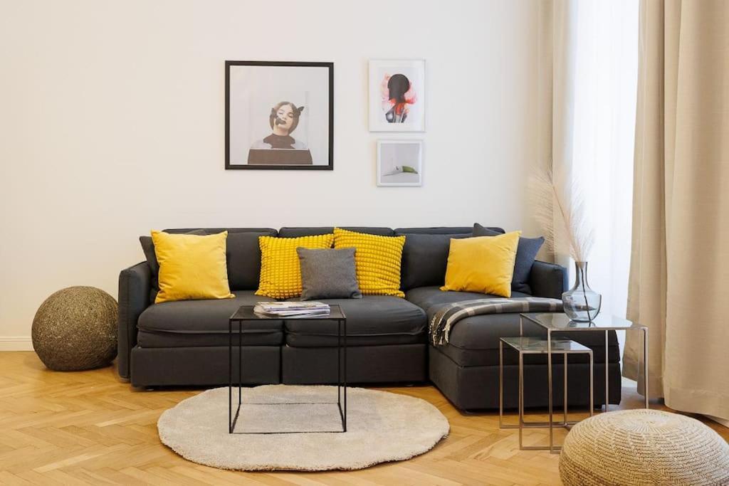 Franz 21 - Typical Viennese Apartment In The Heart Of เวียนนา ภายนอก รูปภาพ