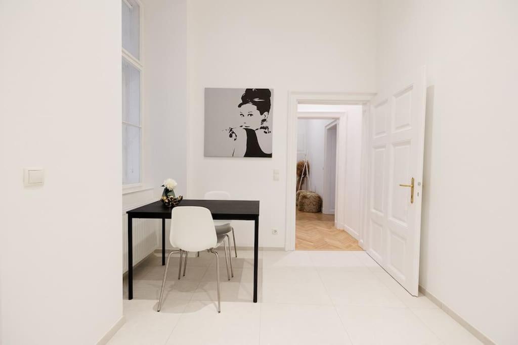 Franz 21 - Typical Viennese Apartment In The Heart Of เวียนนา ภายนอก รูปภาพ