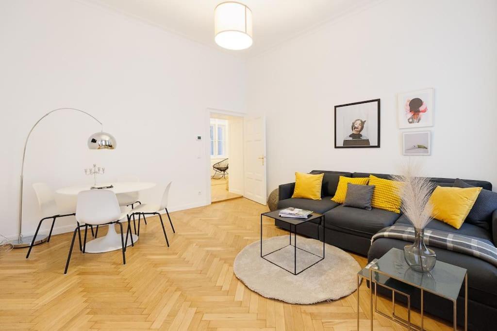 Franz 21 - Typical Viennese Apartment In The Heart Of เวียนนา ภายนอก รูปภาพ