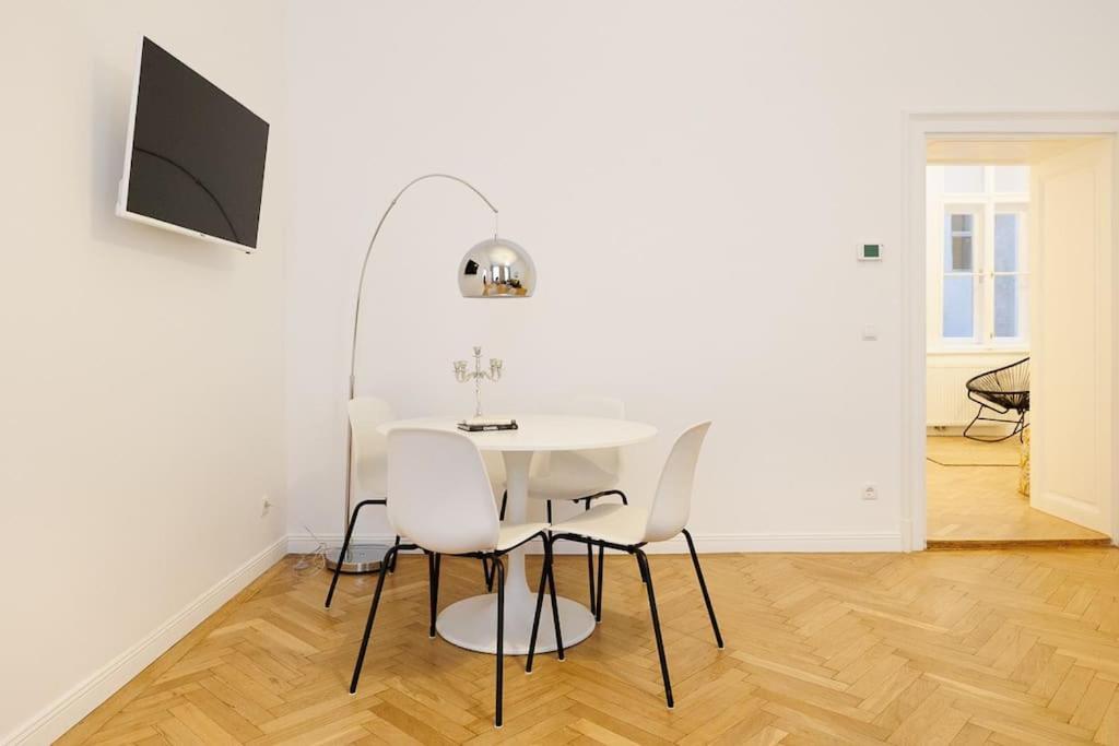 Franz 21 - Typical Viennese Apartment In The Heart Of เวียนนา ภายนอก รูปภาพ