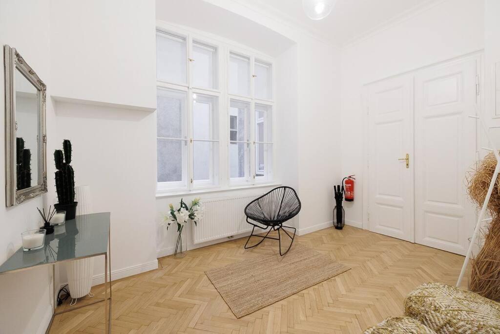 Franz 21 - Typical Viennese Apartment In The Heart Of เวียนนา ภายนอก รูปภาพ