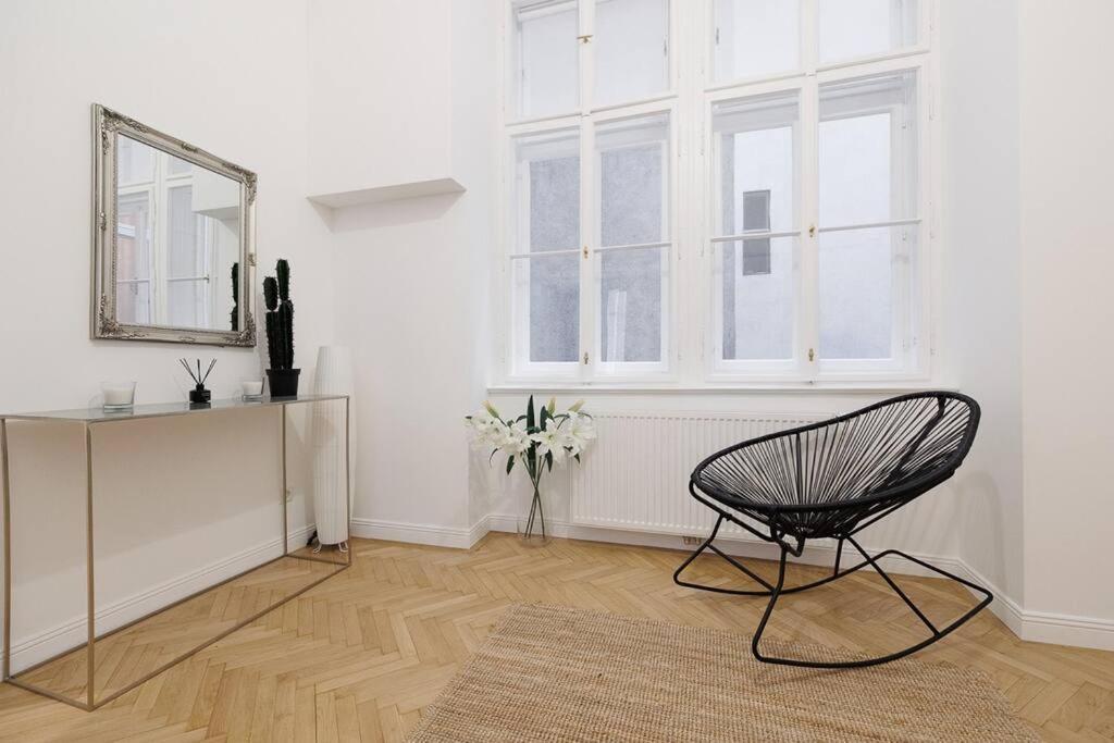 Franz 21 - Typical Viennese Apartment In The Heart Of เวียนนา ภายนอก รูปภาพ