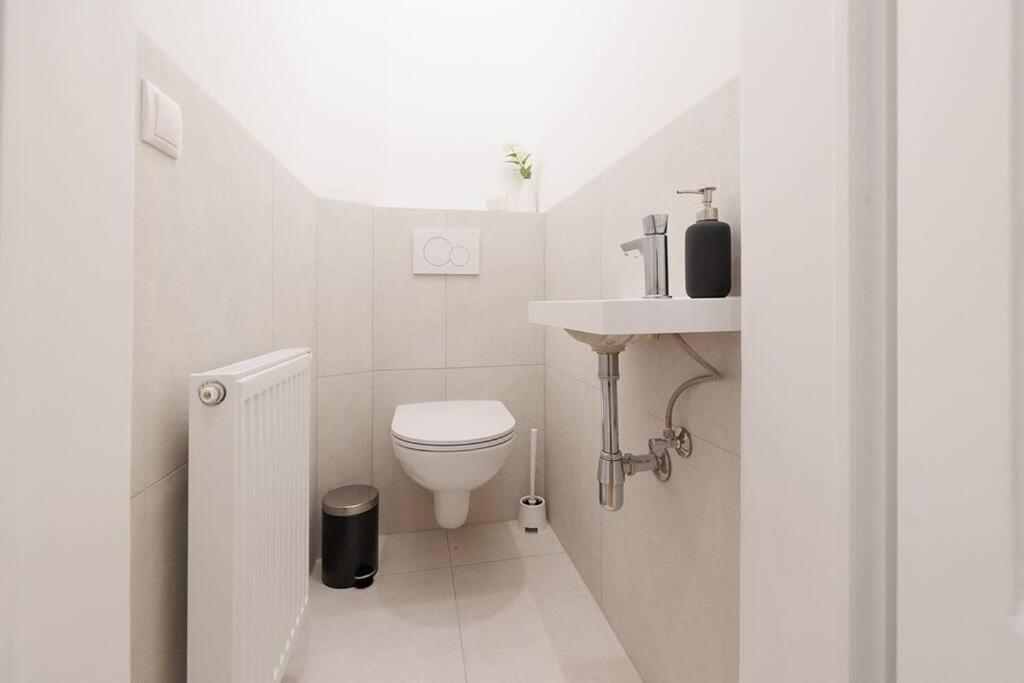Franz 21 - Typical Viennese Apartment In The Heart Of เวียนนา ภายนอก รูปภาพ